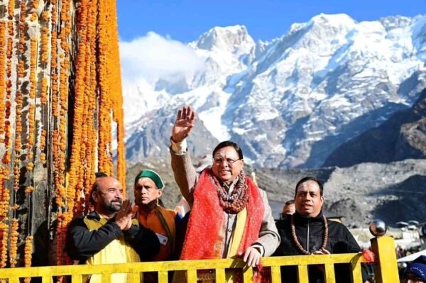 कपाट बंदी पर मुख्यमंत्री धामी केदारनाथ धाम पहुंचे, तीर्थ पुरोहितों और श्रद्धालुओं से संवाद
