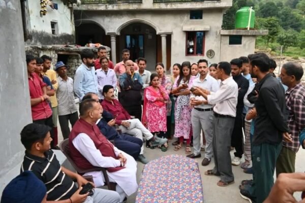 आपदा प्रभावित क्षेत्र सरखेत और घंतूकासेरा का कैबिनेट मंत्री गणेश जोशी ने किया स्थलीय निरीक्षण 