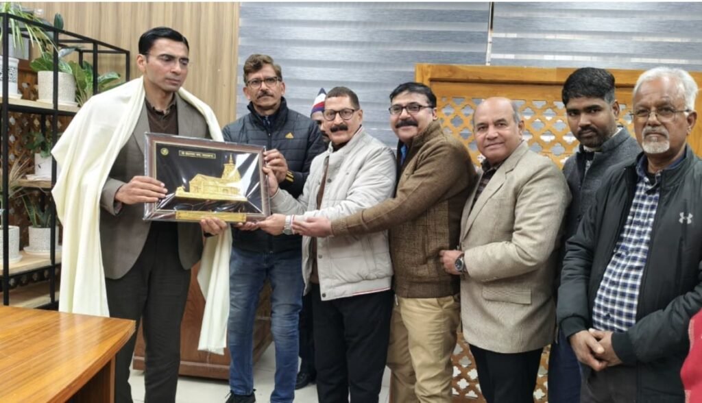 डीएम सविन बंसल को उत्कृष्ट सेवा कार्यों के लिए जर्नलिस्ट यूनियन ने किया सम्मानित