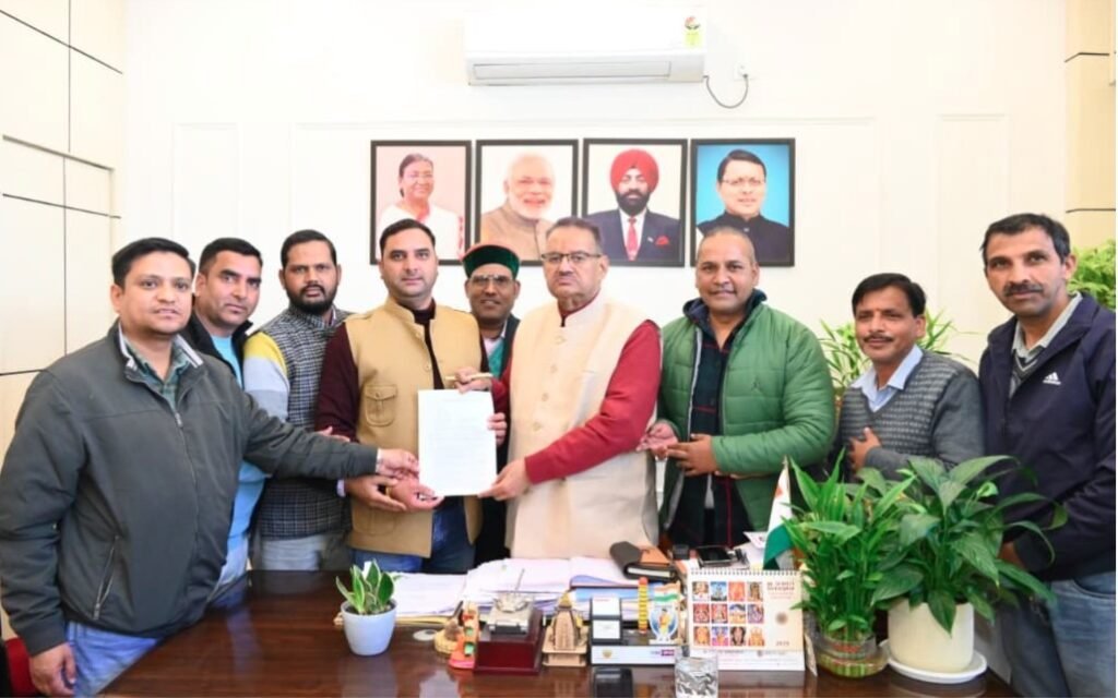 उपनल कर्मचारी महासंघ के पदाधिकारियों ने सैनिक कल्याण मंत्री गणेश जोशी से की भेंट