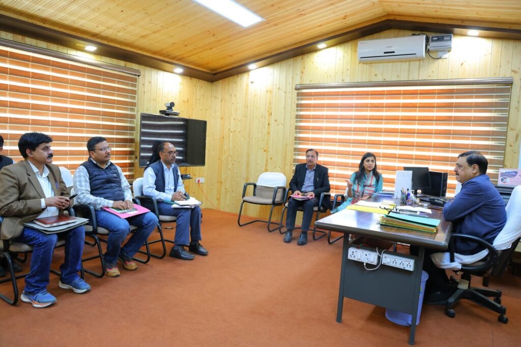 पौड़ी गढ़वाल : गढ़वाल आयुक्त ने परखीं जनसुविधाएं, पेयजल रसोई गैस और जलभराव पर किया विमर्श