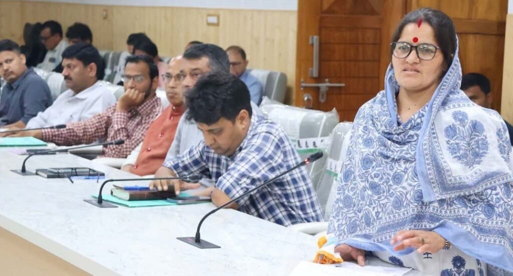 जनता मिलन में डीएम गौरव कुमार ने सुनीं समस्याएं, समयबद्ध निस्तारण के दिए निर्देश