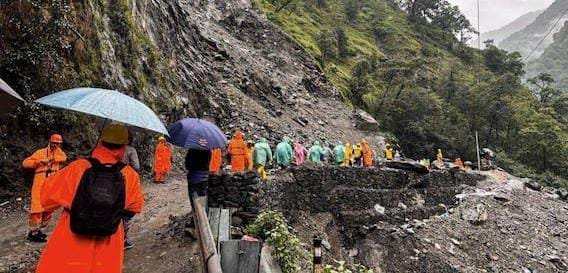 रेड अलर्ट और भूस्खलन के बीच चारधाम यात्रा रोकी गई, यात्रियों से सतर्क रहने की अपील
