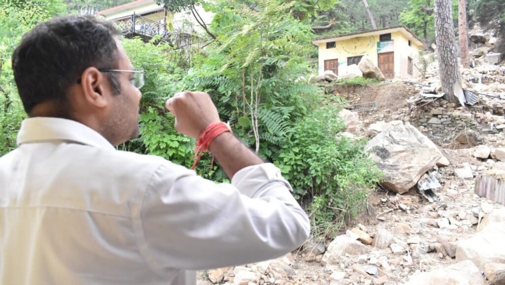 अतिवृष्टि प्रभावित नारायणबगड़ पहुंचे डीएम गौरव कुमार, राहत कार्यों का लिया जायजा