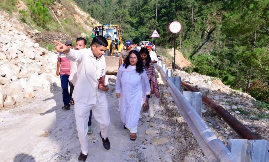 डीएम अपूर्वा पाण्डे ने क्षतिग्रस्त जखेड़ा पेयजल योजना का किया निरीक्षण, शनिवार से नियमित जलापूर्ति बहाल करने के दिए सख्त निर्देश