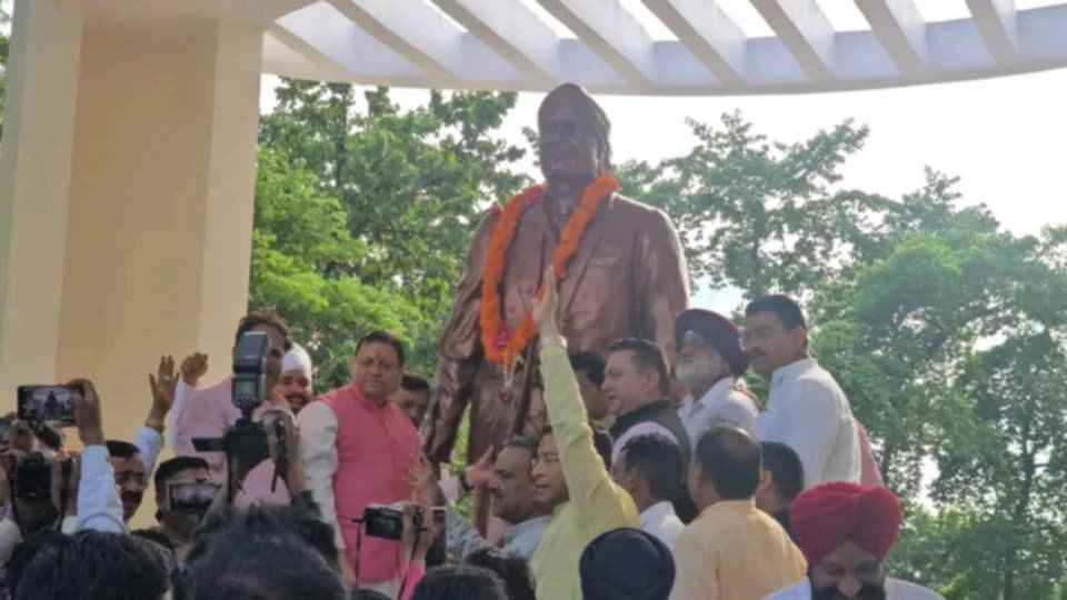 रुद्रपुर में सीएम धामी ने शहीद ऊधम सिंह की कांस्य प्रतिमा का किया अनावरण, करोड़ों की विकास परियोजनाओं की दी सौगात