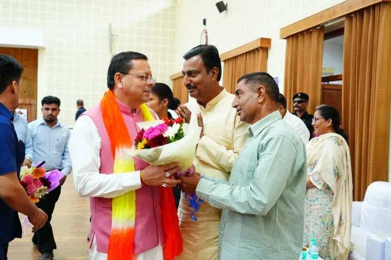 सीएम धामी ने मुख्यमंत्री कैंप कार्यालय में सुनीं जन समस्याएं, प्राथमिकता के आधार पर शीघ्र समाधान सुनिश्चित करने के दिए निर्देश
