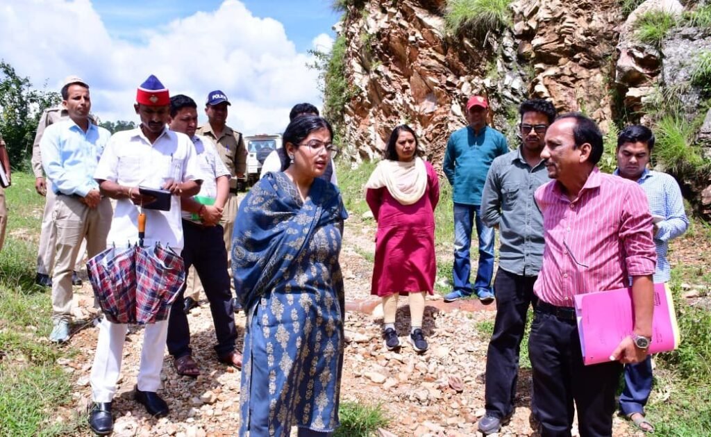 डीएम अपूर्वा पाण्डे ने लोहारी–सिल्लीबंड–कन्स्यारी मोटरमार्ग का किया निरीक्षण, एक माह में वेंटेड कॉजवे का पुनर्निर्माण पूरा करने के दिए निर्देश, तीन दिन में कार्य शुरू करने का आदेश